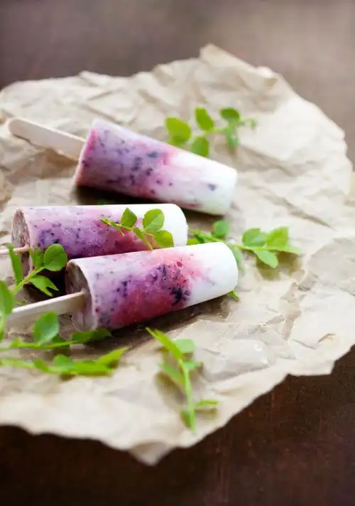 涂有巧克力的草莓冰棍