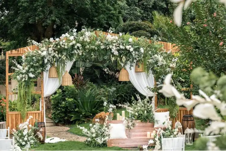 白绿色小清新森系户外婚礼布置