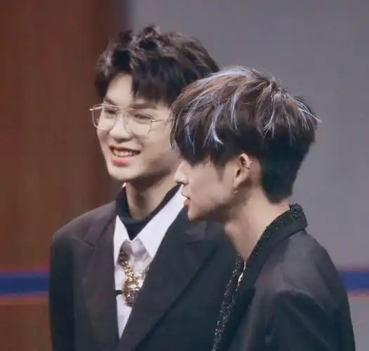 npc小分队合体黄明昊小鬼互动超甜轮流与前排蔡徐坤打招呼