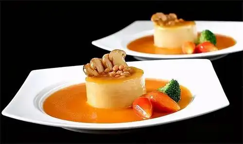 蝴蝶瓜三分之二处呈锯齿状切开,做成盅状容器,上笼蒸熟,放餐盘里待用