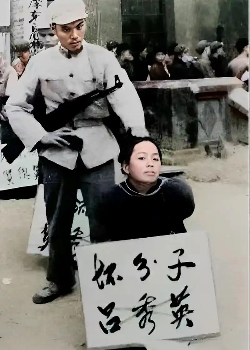 这是一张老照片,拍摄于60年代的枪毙场景.