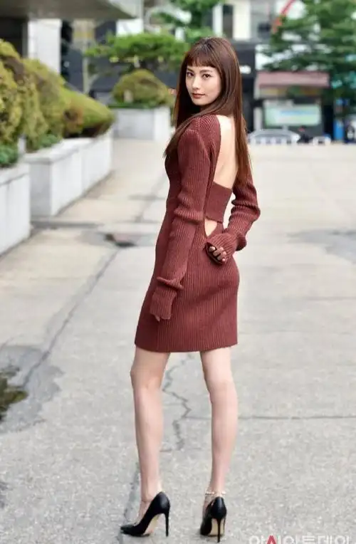 林珍娜身材真是绝,身穿栗色露背装性感优雅,奈何臀部松弛显老态