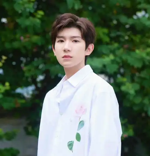 温柔散落的花瓣94三套纯白衬衫 你最爱哪一套呢@tfboys-王源#王源看