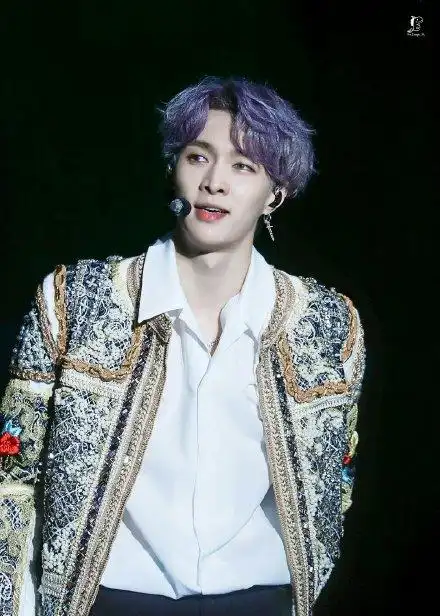 张艺兴紫发造型亮相 眼妆超迷人 蓝色美瞳好魔幻