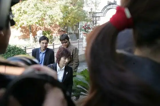 图文:高峰今做亲子鉴定 王纳文与儿子亮相(1)