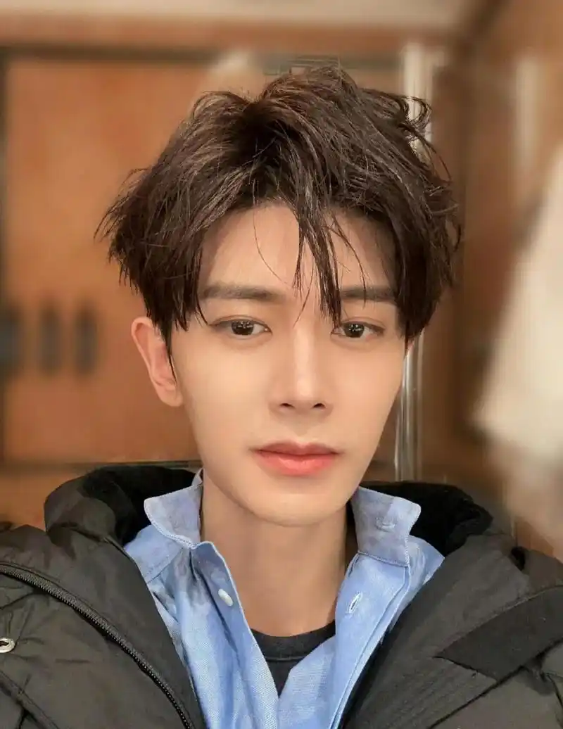 任嘉伦35岁自拍照,羡慕国超的发量!