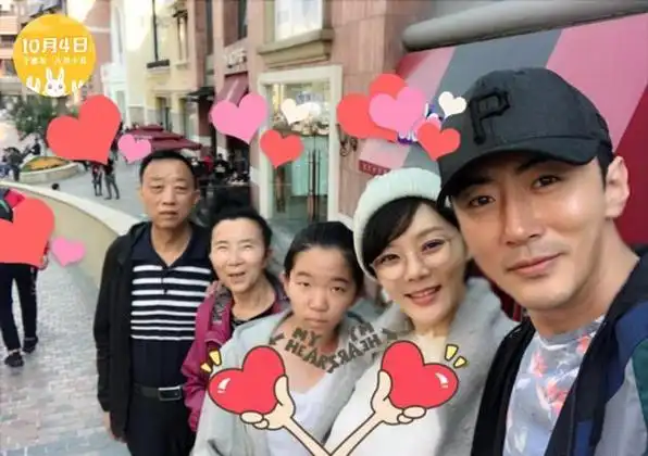 高梓淇晒温馨全家福蔡琳挺孕肚出镜美美哒