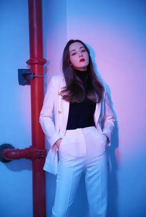 热巴长相美艳又大气,这次更是上了精致妆容,红唇涂满,眉妆霸气又精致