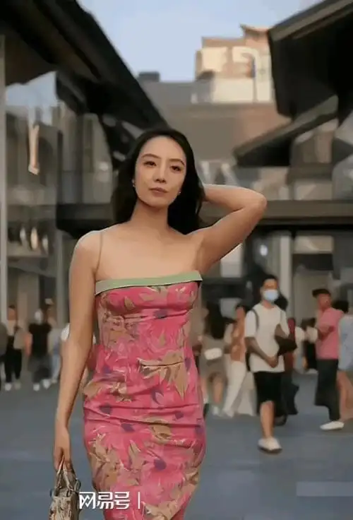 董思槿凭什么能在美女如云的成都街头炸街有三点原因