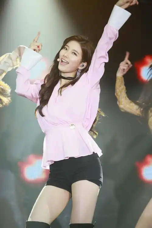 爷青回!秀智亮相10周年音乐会 穿吊带裙性感热舞