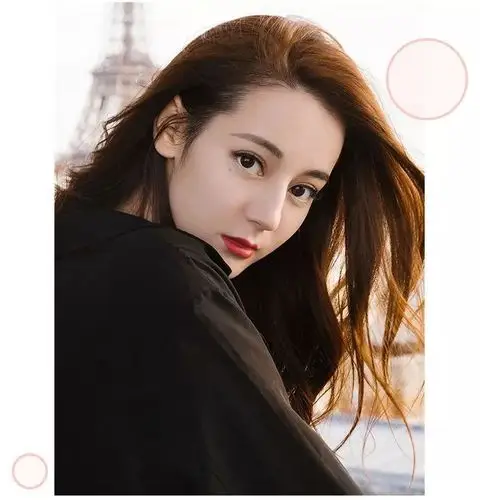 类似的还有宋祖儿,超级高挺的鼻梁,同样没有翘度的鼻头,甚至嘴巴也都