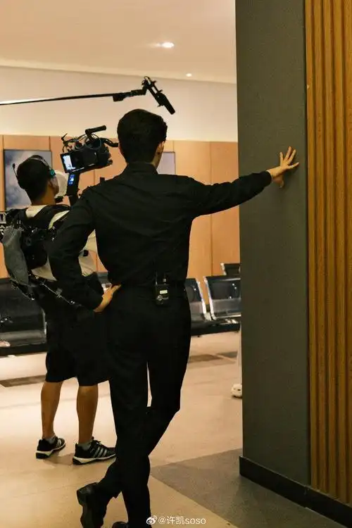 许凯晒背影照!健身的原因有!衬衫下的肌肉线条太有魅力了吧!