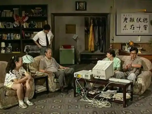 2024年了,谁还在抄《家有儿女》的客厅?