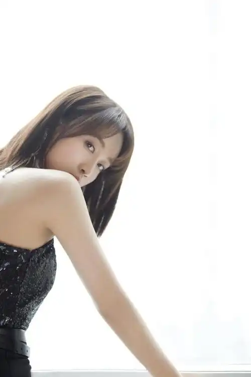 蓝盈莹颜值清纯甜美齐肩短发搭配斜肩上衣西裤格外玲珑有致