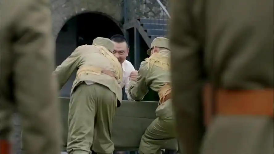 热血勇士小伙被枪决国军枪手展示绝世枪法救人司令也给面子