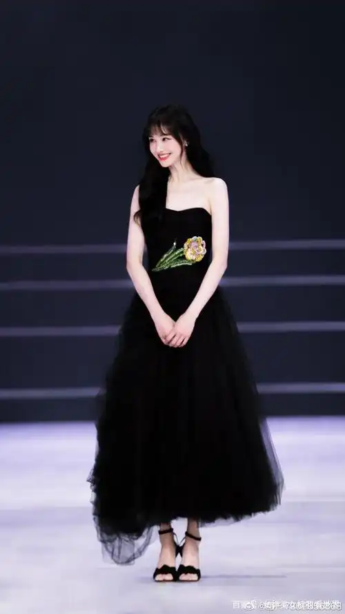 郑爽穿这是这身晚礼服,真的一下就醉了,实在太炸了!