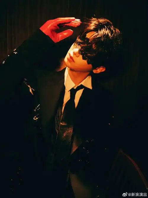 黄明昊蒙眼舞台造型
