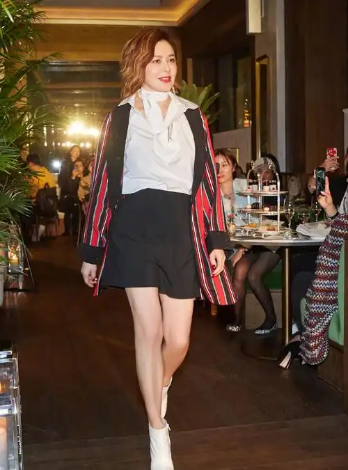 关之琳50多岁了穿上深v裙露肩裙性感实足风貌仍旧