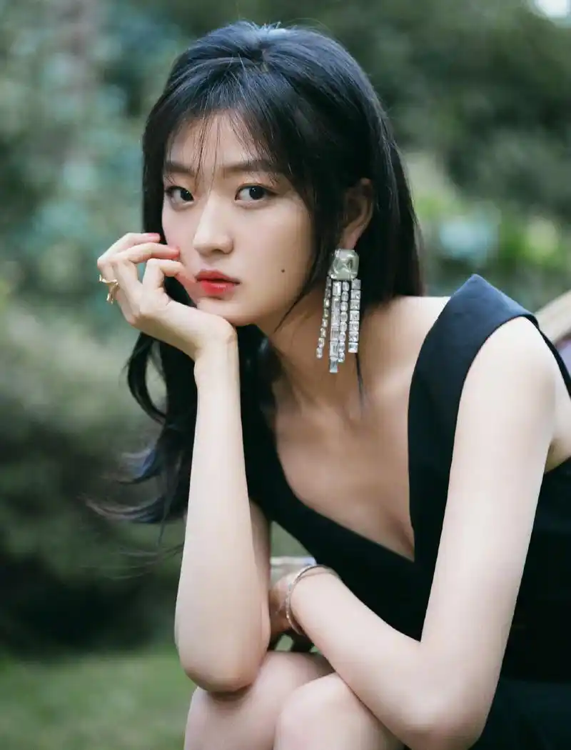 长相清新自然萌力十足的"小田七"孙千近日曝光一组美图,身穿蝴蝶结