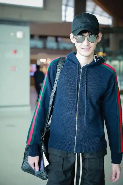 张翰##张翰日常po#上海飞北京机场照,今日份的张先森@张翰参加大学生