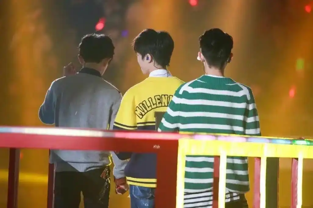 还要多久才能看到他们合体啊这个背影太有安全感了#tfboys - 抖音