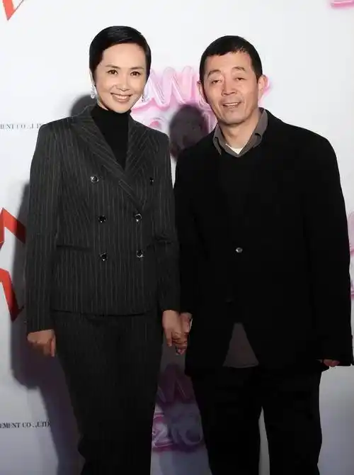 蒋雯丽与老公韩某合影,她身穿风衣短发优雅时尚,老公朴实如农_黑色