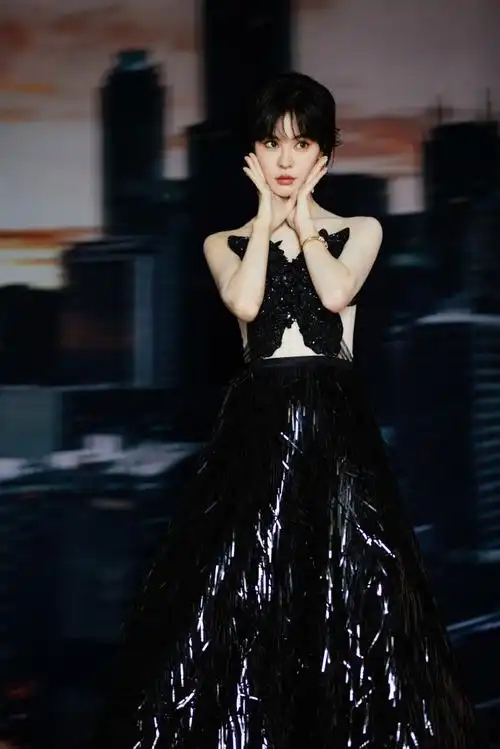 郁可唯超话#2024中国电影大数据荣誉之夜#极致典雅的暗夜精灵@郁可唯