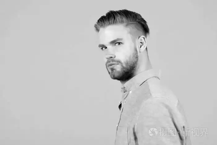 时尚的头发灰色的背景时装模型.护肤美发沙龙.