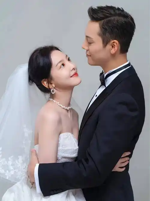 这组婚纱照真实到如果他两真结婚都可以直接用的程度9090陈伟霆