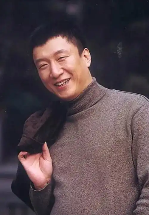 刚到中国话剧院时,孙红雷谈了一个空姐女朋友,长得年轻漂亮,但却不够