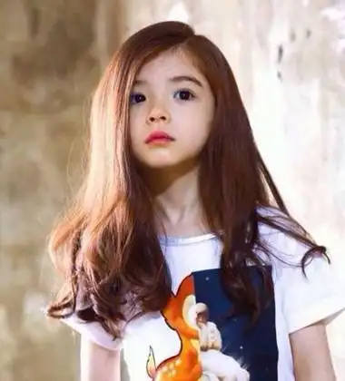 1小姑娘公主头半扎发发型短发 可爱纯真的圆脸小女孩留着齐肩自然卷发