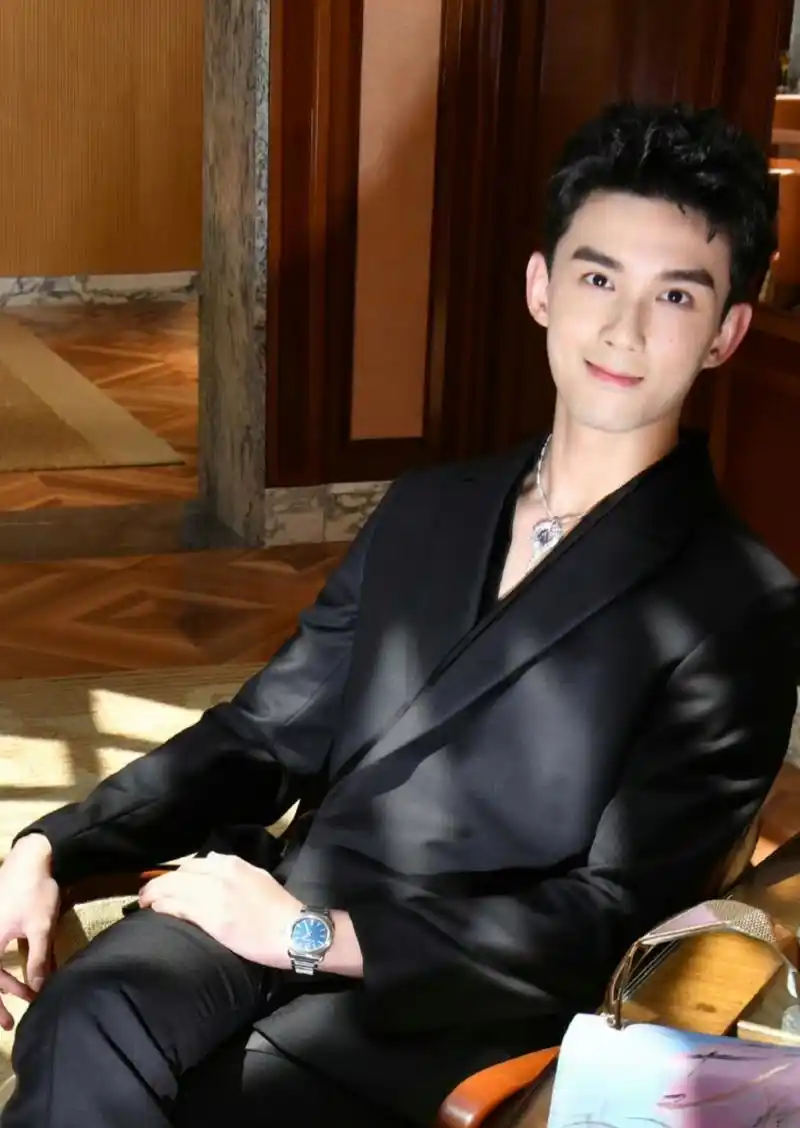 吴磊戴钻石项链一点都没有违和感,男生也可以这么有时尚感,脸小肩膀宽