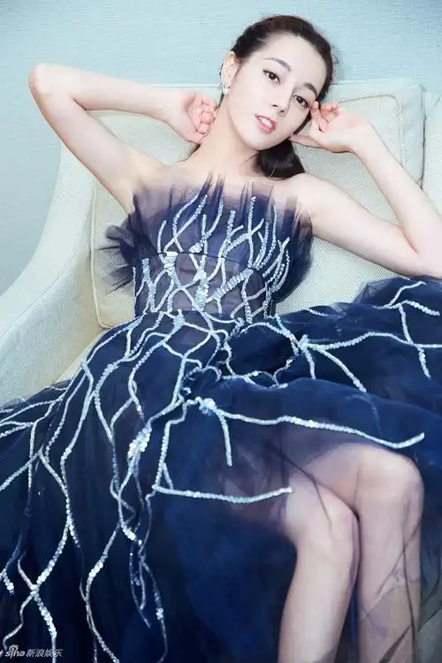 热巴穿黑色纱裙仙气飘飘花式比心可爱软萌