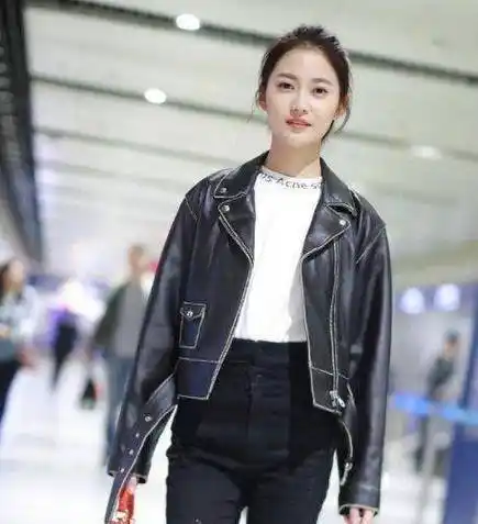 原创陈钰琪扎丸子头发型走机场皮衣搭配牛仔裤穿出高级感了吗