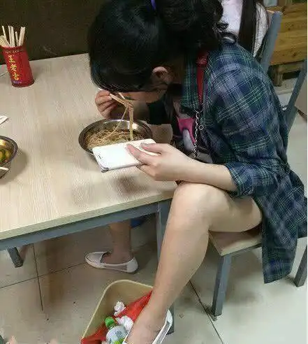 姑娘咱吃饭能把霸气的脚放下来吗