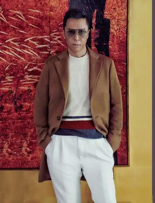 57岁甄子丹这身材太赞了,和妻子大片甜蜜幸福,时尚气质也很好_造型