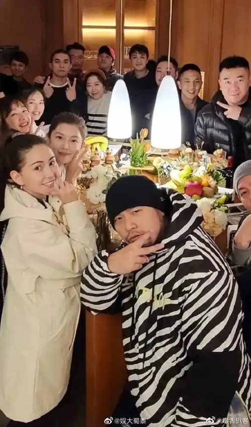 周杰伦晒合照,还细心的把昆凌的肚子p了一下…………_高清图集_新浪网