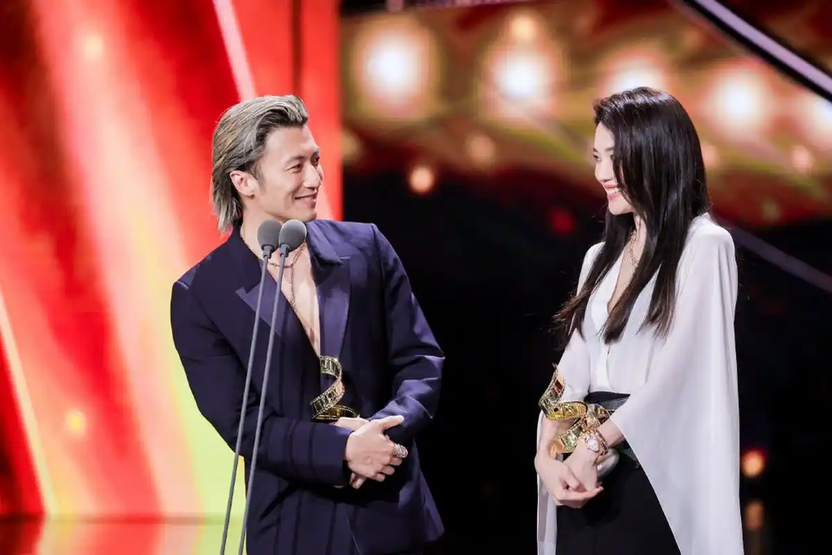 47岁的舒淇和43岁的谢霆锋状态实在太好了,看起来像二十出头,香港的