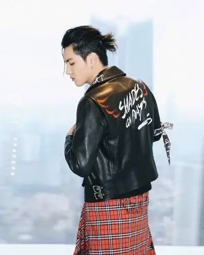 男明星扎起小辫子,卖的了萌耍的了酷