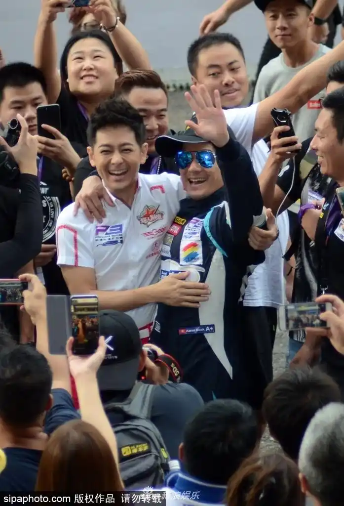 组图郭富城林志颖亮相赛车场引轰动相谈甚欢拥抱合影