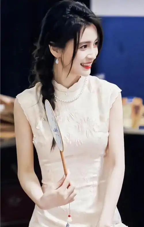 angelababy旗袍加披肩,手握团扇新造型,美艳动人!