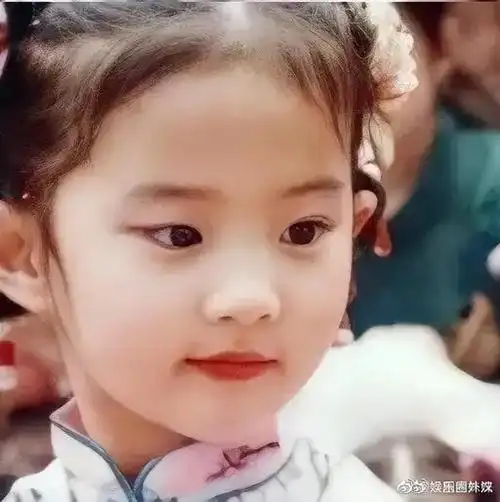 刘亦菲幼儿园毕业拍的大合照.