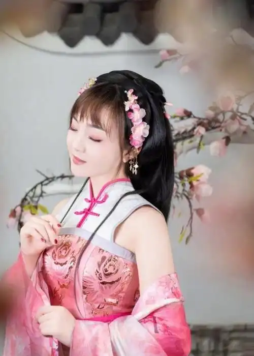 林妙可旗袍亮相与关晓彤同框竟被秒成路人圆润身材引发热议