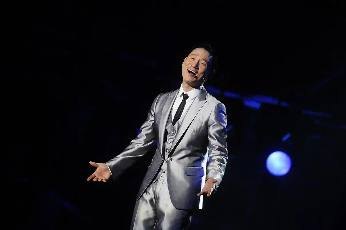 张学友,是一位备受尊敬和喜爱的华语乐坛巨星,他以其独特的音乐风格和