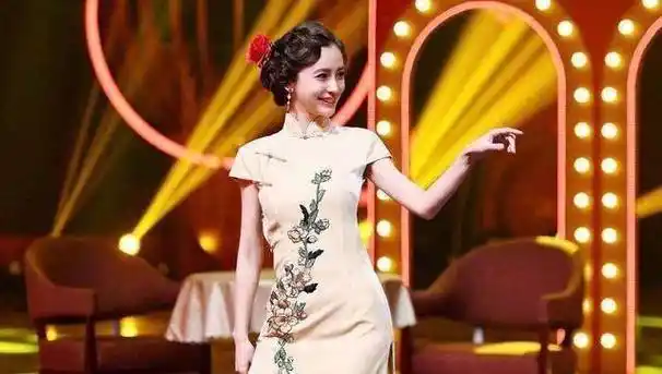 angelababy参加王牌对王牌,一身旗袍惊艳众人,愿未来越来越好_杨颖