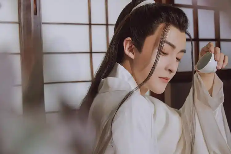 管栎的古装太好看了吧.白衣飘飘充满仙气