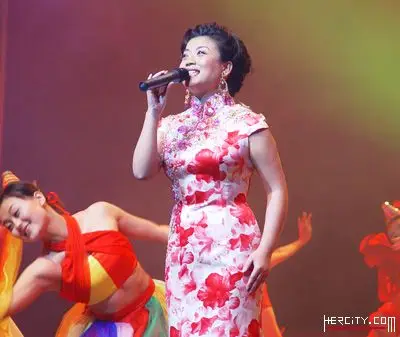 女高音歌唱家张也旗袍图集