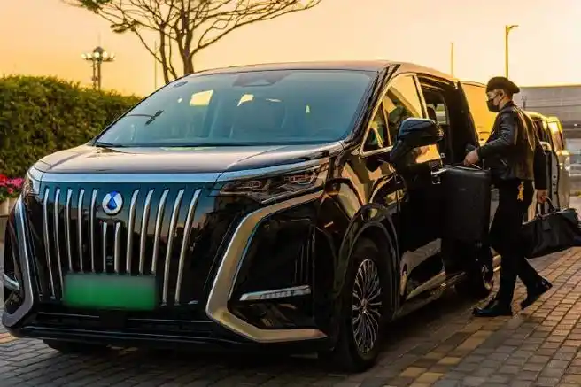 期待国际顶流王嘉尔的表现!新换的明星保姆车腾势00 d9也好飒!