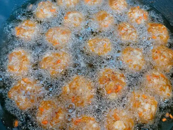 炸丸子有人放面粉,有人放淀粉,都不对,掌握3点,丸子外酥里软