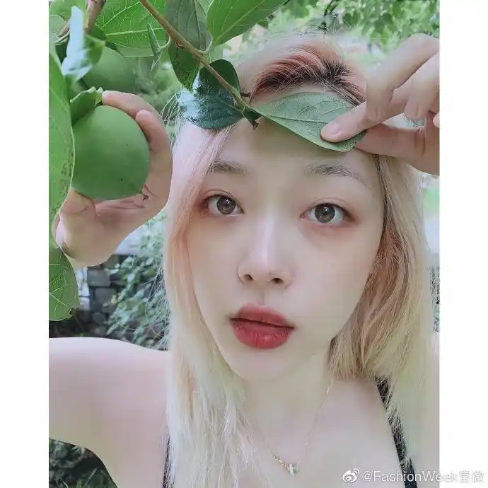 雪莉泳装#崔雪莉波点泳装照,浅金发蜜桃唇,让人想起那年夏天的海域